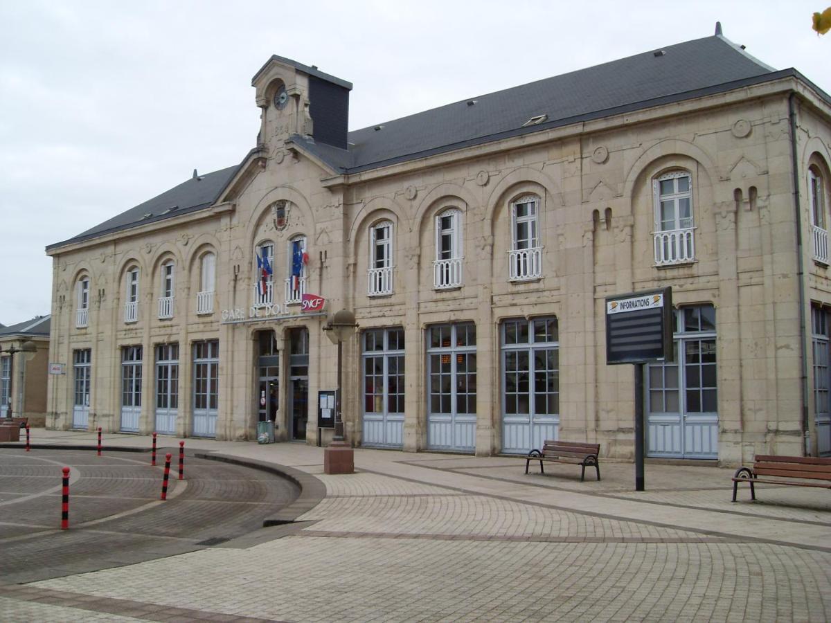 Отель Le Relais De La Gare Доль Экстерьер фото